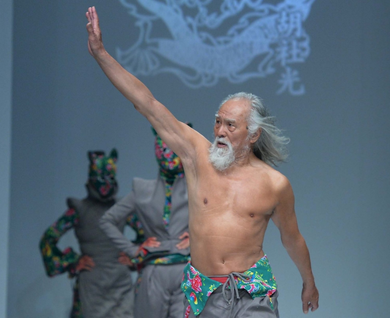Вангу китайский. Ван Дэшунь 80-летний дедушка-модель. Ванг Дешун (Wang Deshun). Ванг Дешун, 80 лет. Ван Дешунь (Wang Deshun), 80 лет.